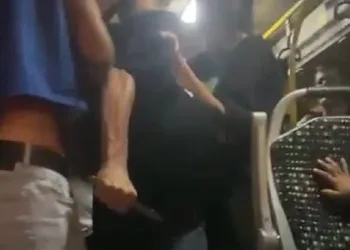 Minibüste bıçakla terör estirdi