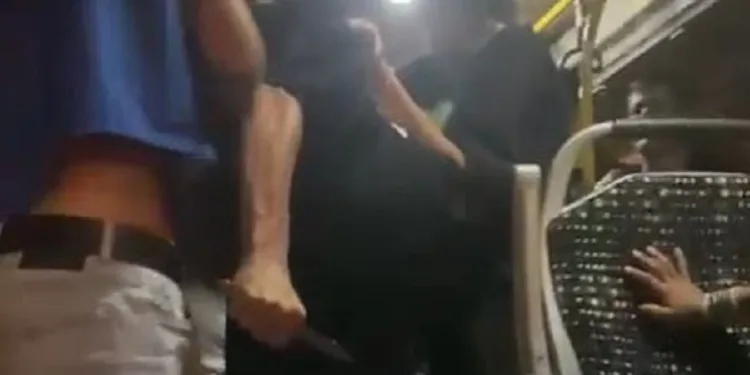 Minibüste bıçakla terör estirdi