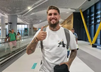 Beşiktaş’ın yeni transferi Lyanco, İstanbul’a geldi