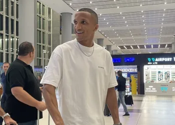 Fenerbahçe’nin anlaşmaya vardığı Rodrigo Becao, İstanbul’da