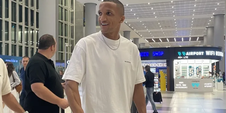 Fenerbahçe’nin anlaşmaya vardığı Rodrigo Becao, İstanbul’da