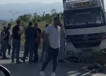 Bursa’da patlayan kamyon yoldan çıktı