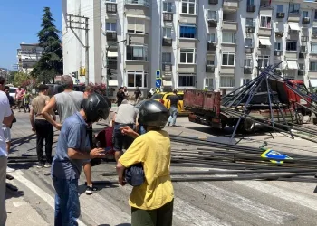 Bursa’da freni patlayan kamyon yaya ve araçları biçti
