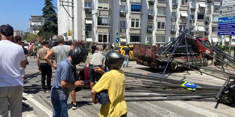 Bursa’da freni patlayan kamyon yaya ve araçları biçti