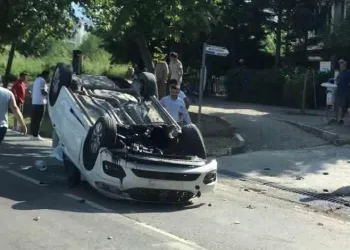 Otomobil takla attı, arka koltuktaki 3 çocuk yaralandı