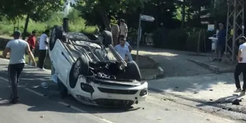 Otomobil takla attı, arka koltuktaki 3 çocuk yaralandı