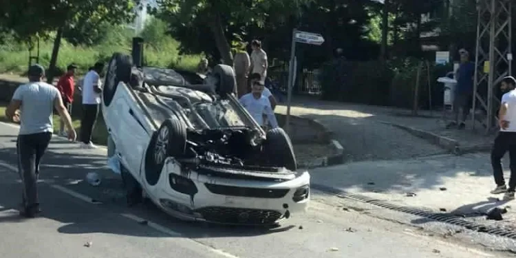 Otomobil takla attı, arka koltuktaki 3 çocuk yaralandı