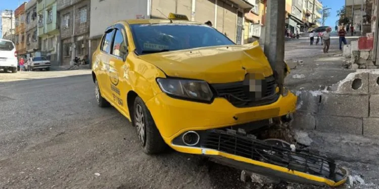 Taksi yayaların arasına daldı