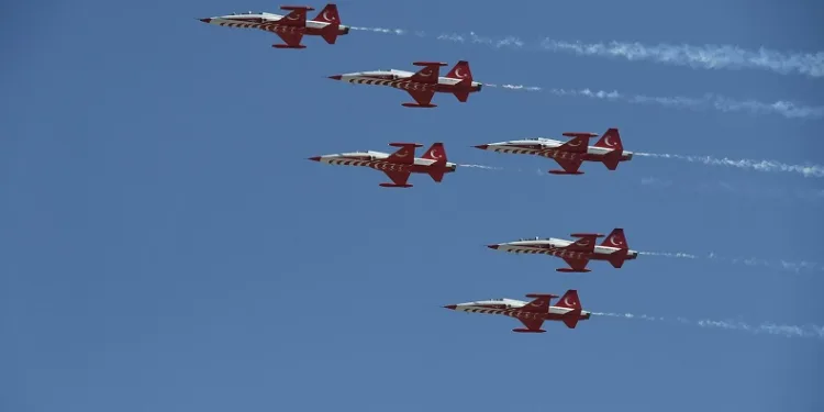 Türk Yıldızları yine nefesleri kesti