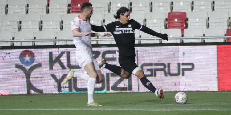 Altaylı Naderi, FC Tractor’e transfer oldu