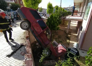 Otomobil bahçeye uçtu