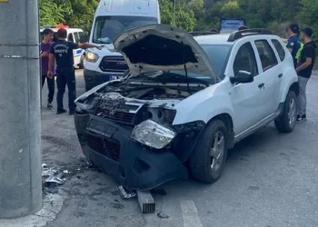 Beton direğe çarptı, alkollü çıktı