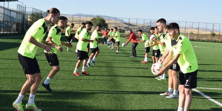 Arguvanspor topbaşı yaptı