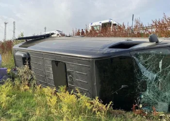 Turistleri taşıyan minibüs devrildi