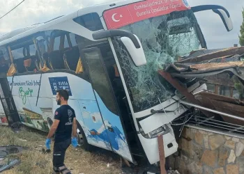 Şoförünün kalp krizi geçirdiği otobüs kaza yaptı