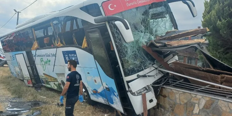 Şoförünün kalp krizi geçirdiği otobüs kaza yaptı
