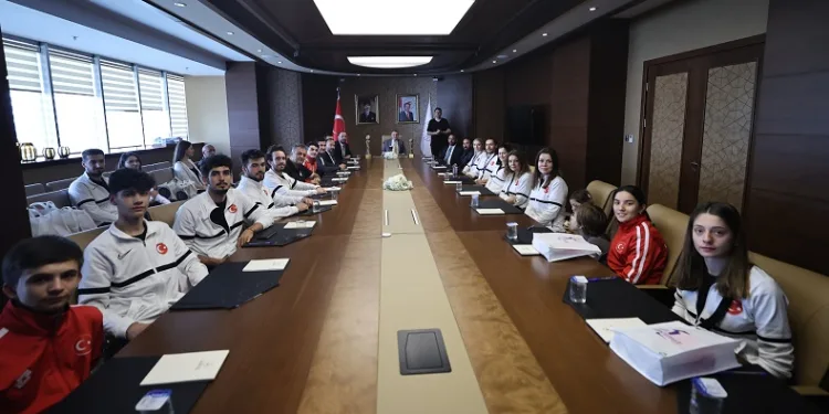 Bakan Dr. Osman Aşkın Bak, İşitme Engelliler Voleybol Milli Takımları’nı kabul etti