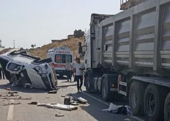 Kamyonet ile tır çarpıştı: 1 bebek öldü, 3 kişi yaralandı