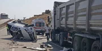 Kamyonet ile tır çarpıştı: 1 bebek öldü, 3 kişi yaralandı