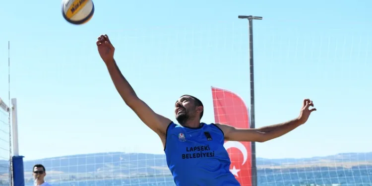 Lapseki’de plaj voleybolu heyecanı başladı