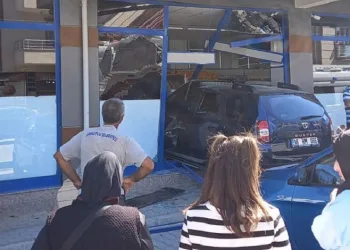 Kontrolden çıkan cip markete girdi