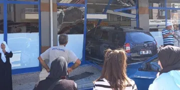 Kontrolden çıkan cip markete girdi