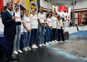 Filenin Sultanları Fenerbahçe Yüksek Divan Kurulu Toplantısı’nda ayakta alkışlandı