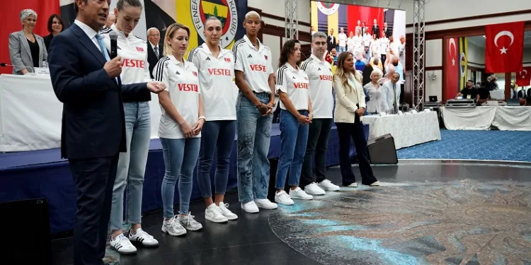 Filenin Sultanları Fenerbahçe Yüksek Divan Kurulu Toplantısı’nda ayakta alkışlandı