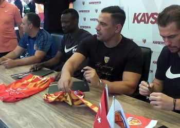 Kayserispor teknik heyet ve futbolcular, taraftarlarla buluştu