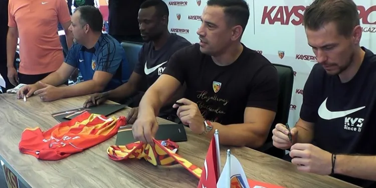 Kayserispor teknik heyet ve futbolcular, taraftarlarla buluştu