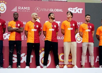 Galatasaray, yeni transferlerine taraftara açık imza töreni düzenledi