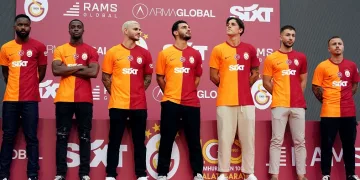 Galatasaray, yeni transferlerine taraftara açık imza töreni düzenledi