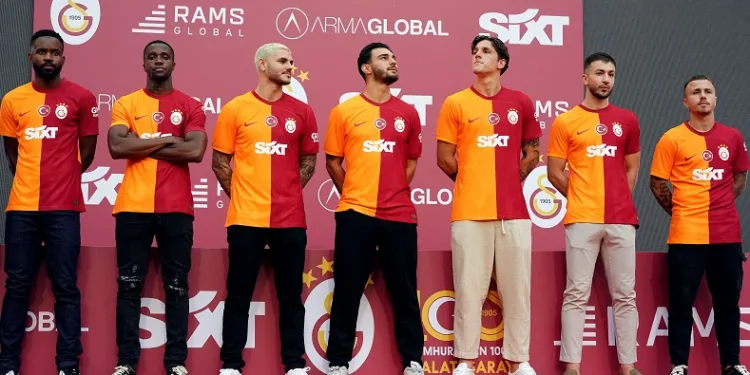Galatasaray, yeni transferlerine taraftara açık imza töreni düzenledi