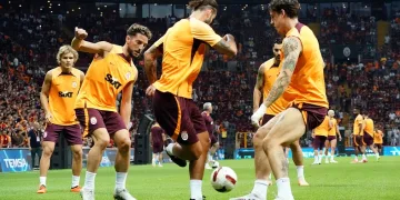 Galatasaray, Zalgiris maçı hazırlıklarını taraftara açık antrenman ile sürdürdü