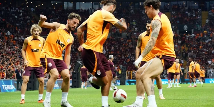 Galatasaray, Zalgiris maçı hazırlıklarını taraftara açık antrenman ile sürdürdü