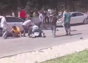 İki grup arasında meydan savaşı gibi kavga