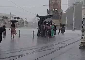 Taksim’de sağanak yağış etkili oldu