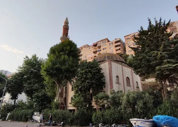 Camiler bir bir kapandı, cemaat mağdur oldu