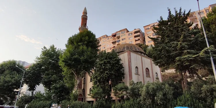 Camiler bir bir kapandı, cemaat mağdur oldu