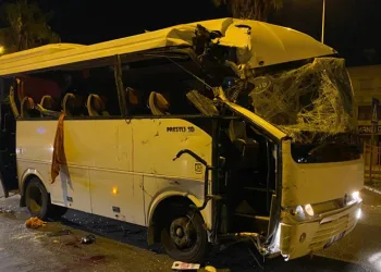 Tur midibüsü park halindeki araçlara çarptı