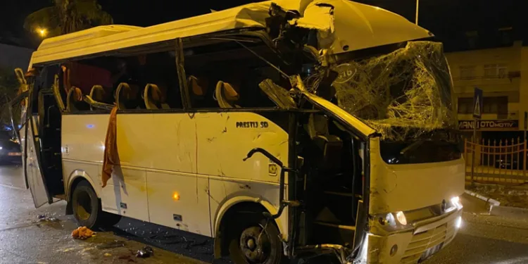Tur midibüsü park halindeki araçlara çarptı