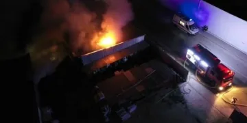 Plastik boru deposunda yangın