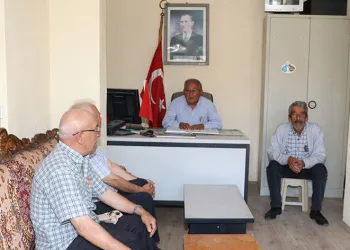 Maaşını kız öğrencilerin eğitimi için harcıyor