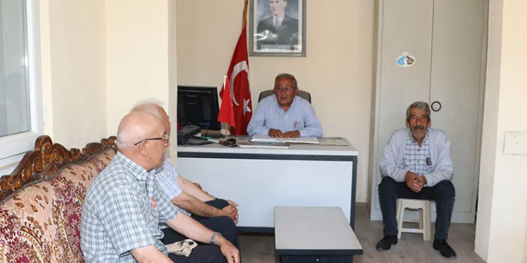 Maaşını kız öğrencilerin eğitimi için harcıyor