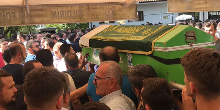 Bursa’da otomobiliyle inşaata uçan genç toprağa verildi