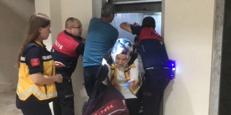 İhbara giderken asansörde kaldılar