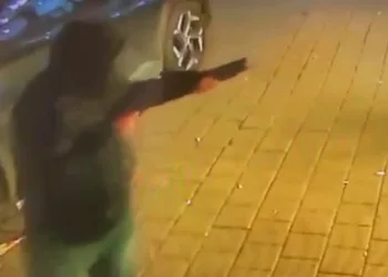 Dükkanını kurşunladılar