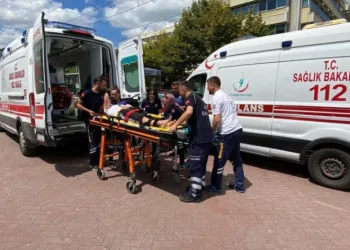 Motosiklet ambulansa çarptı