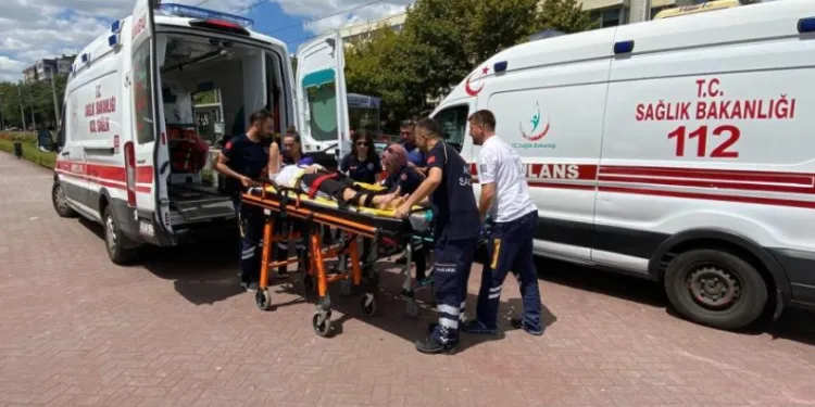 Motosiklet ambulansa çarptı