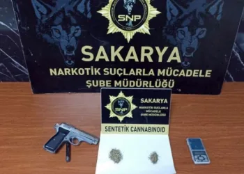 Otomobilin kadranının arkasına saklamış